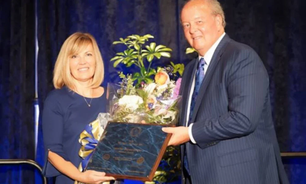 Lady receives award from man 