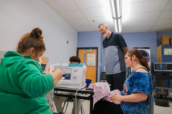 Kevin Pittsnogle observing students working.