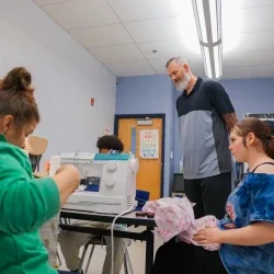 Kevin Pittsnogle observing students working.